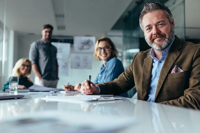 Im Rahmen der Chef-coacht-Chef-Veranstaltungen sitzen 4-6 Teilnehmer an einem Tisch zusammen, um gemeinsam mithilfe des Coachings Lösungsansätze für die Beteiligten zu erarbeiten.